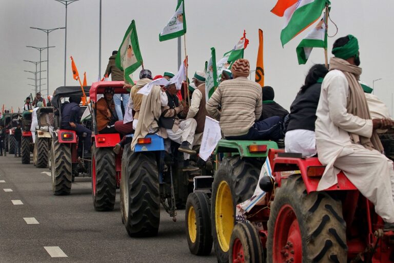 देश के प्रमुख किसान संगठन ने बयान में कहा, ''ट्रैक्टर परेड में शामिल होने वाले किसान राष्ट्रीय ध्वज के साथ-साथ घटक संगठनों के झंडे भी लहराएंगे।