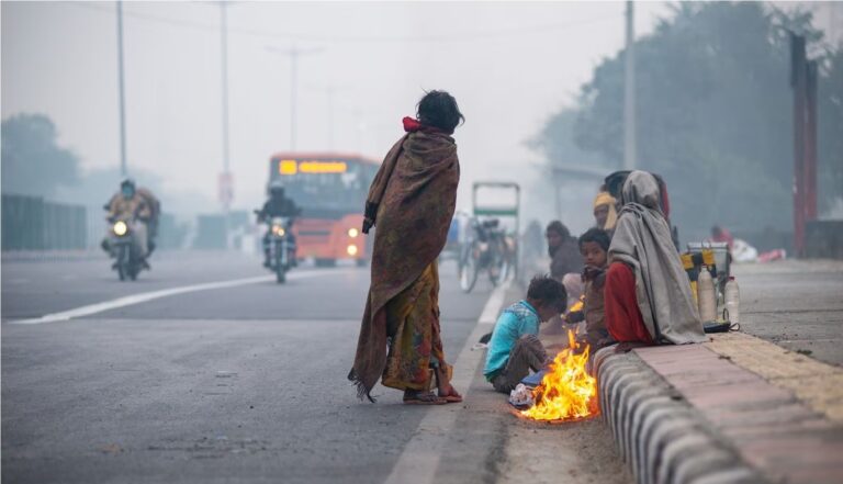 दिल्ली और आसपास कोहरे का भी कहर देखने को मिला। सुबह विजिविलिटी अलग-असलग इलाकों में शून्य से 50 मीटर तक दर्ज की गई।